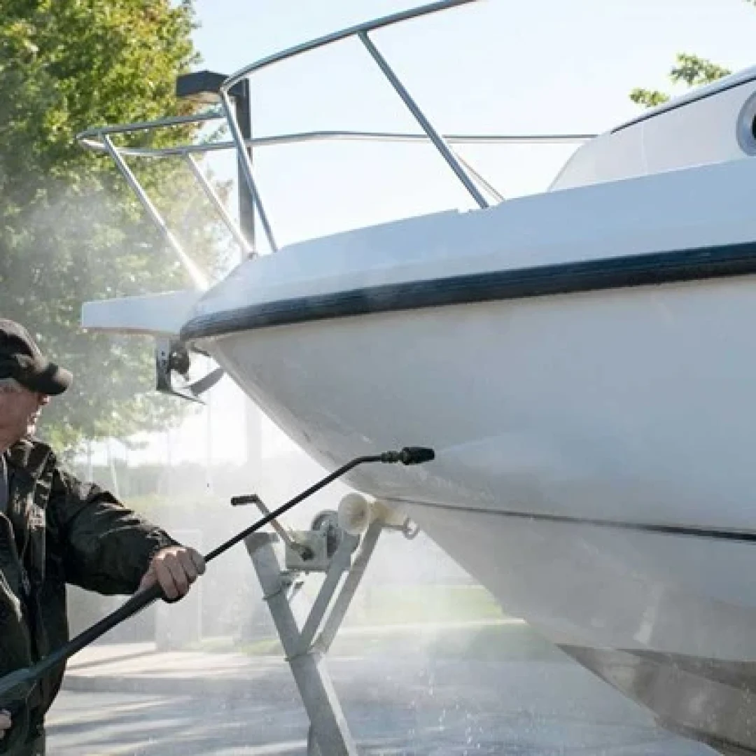 pressure_wash_a_boat